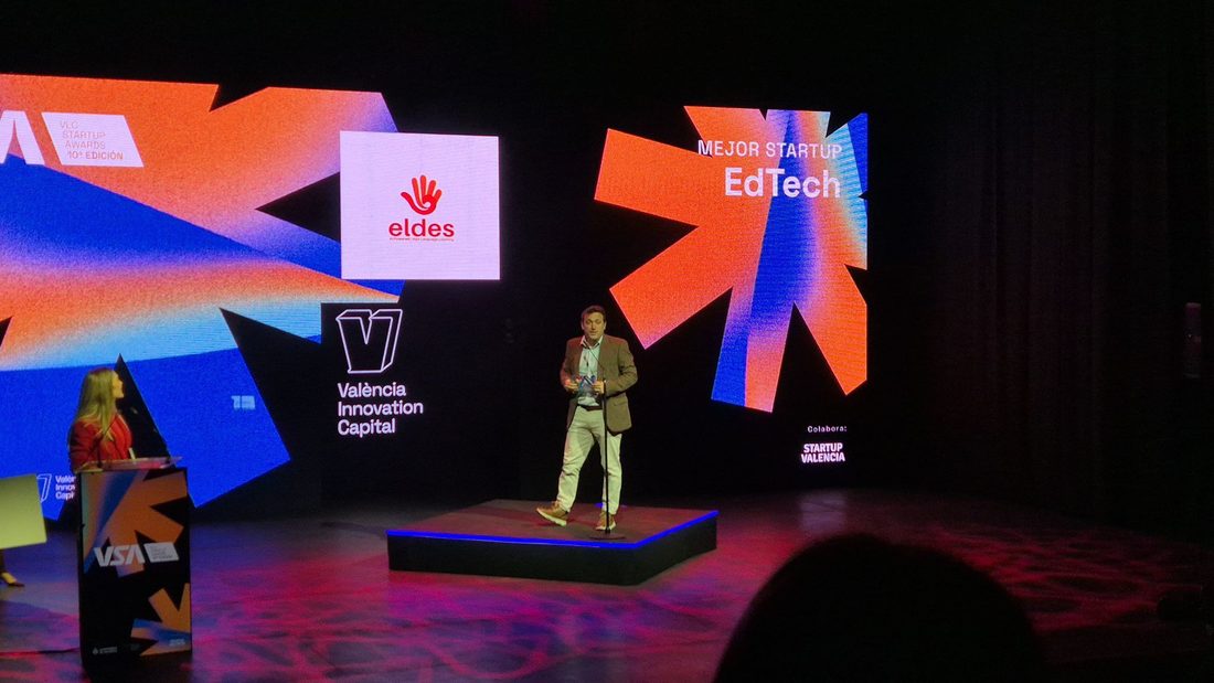 El equipo de SOMOS ELDES con el galardón de los VLC Startup Awards