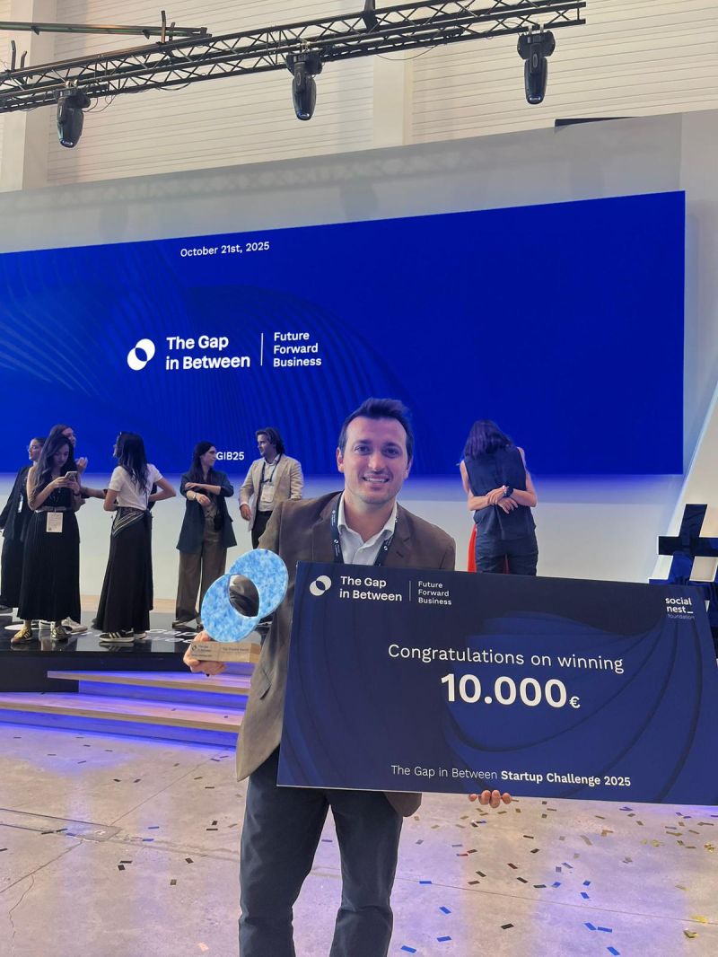 El equipo de SOMOS ELDES recogiendo el premio de The Gap in Between Startup Challenge
