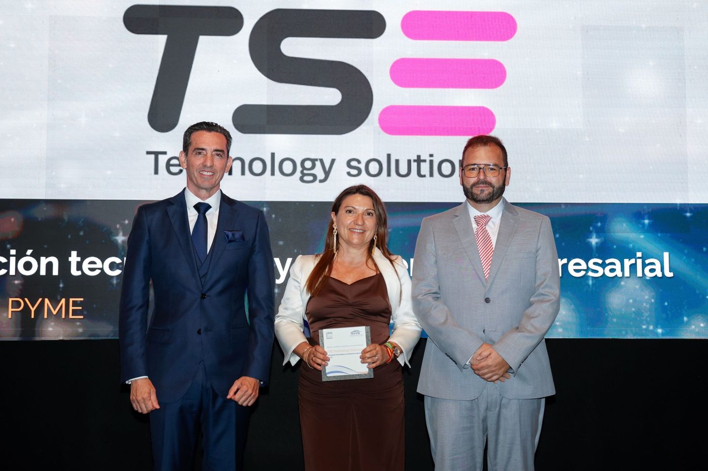 Belén Gamón Bochons, socia de INSQUA, recogiendo el premio sobre el escenario de la gala de AVIA