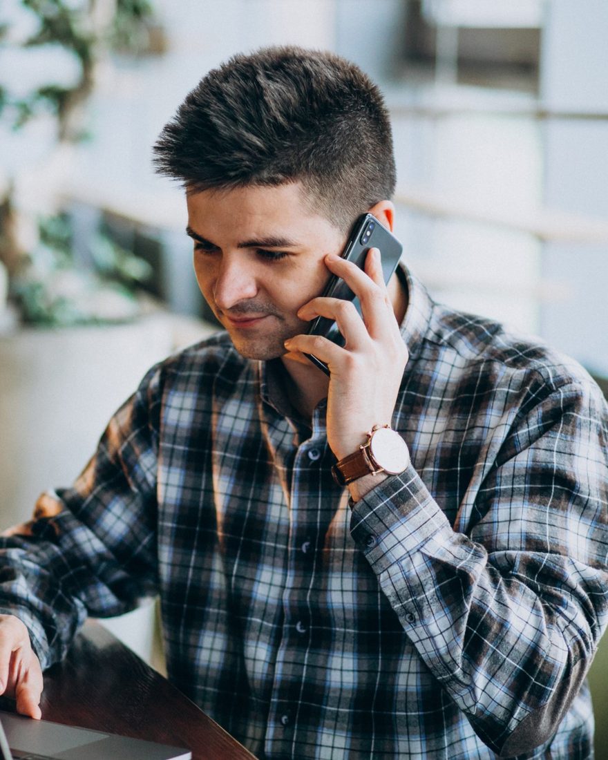 SDR en plein appel de prospection, ordinateur portable devant lui